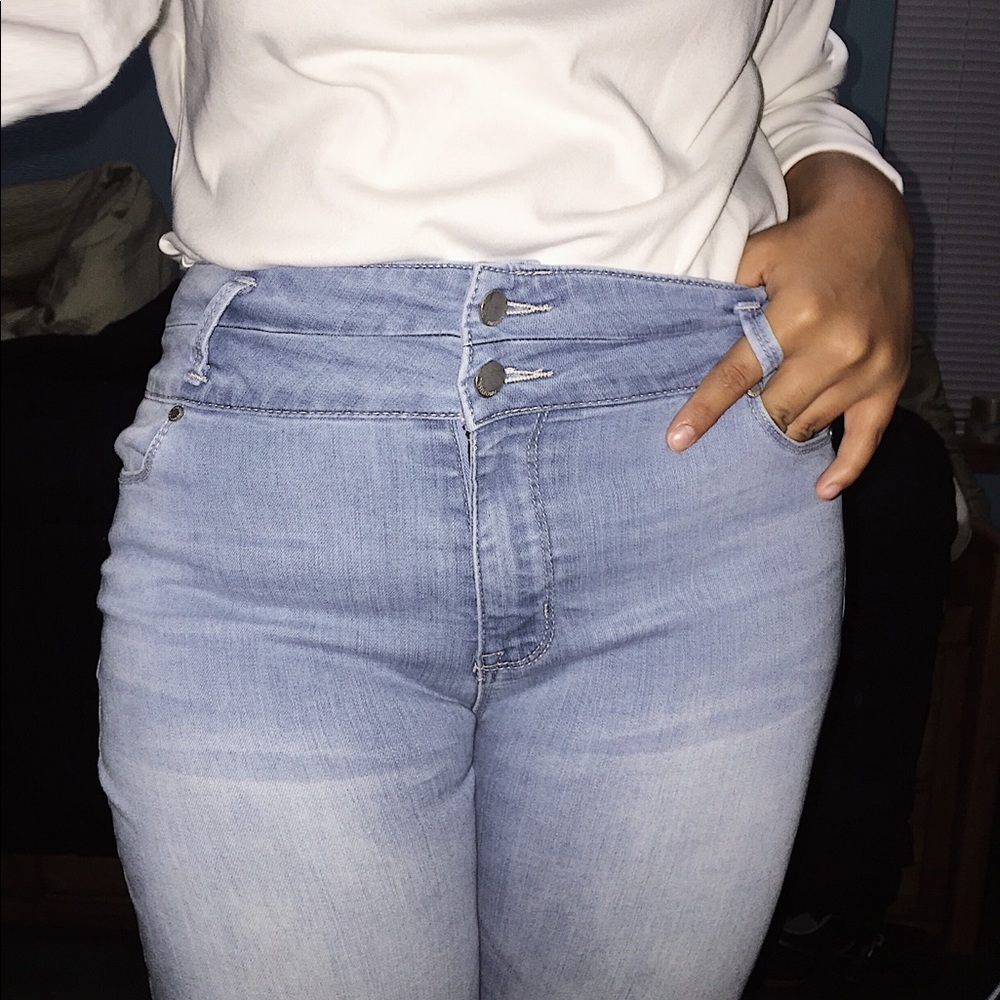 LIGHT-WASH TINSELTOWN SKINNY JEANS